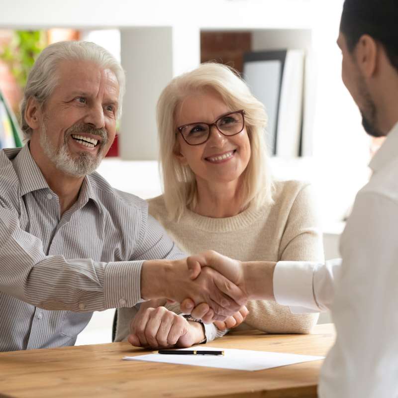 Hombre estrechando mano de cliente sonriente